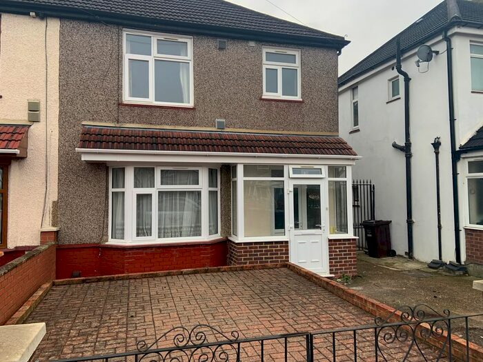 4 Bedroom Semi-Detached House To Rent In Ellington Road, Hounslow TW3