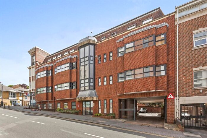 1 Bedroom Flat For Sale In Walk Of Station. High Wycombe, HP13