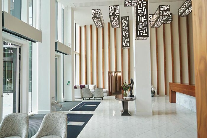 Apartment To Rent In Duckman Tower Lincoln Plaza, E14