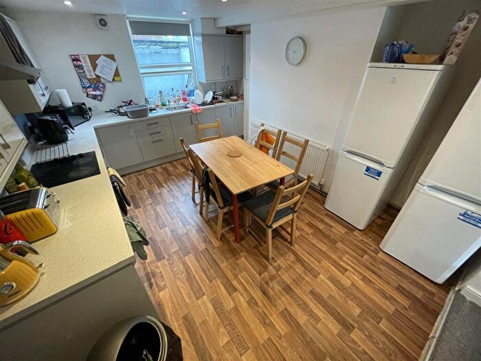 6 Bedroom Terraced House To Rent In Hessle Avenue, Hyde Park, Leeds, LS6