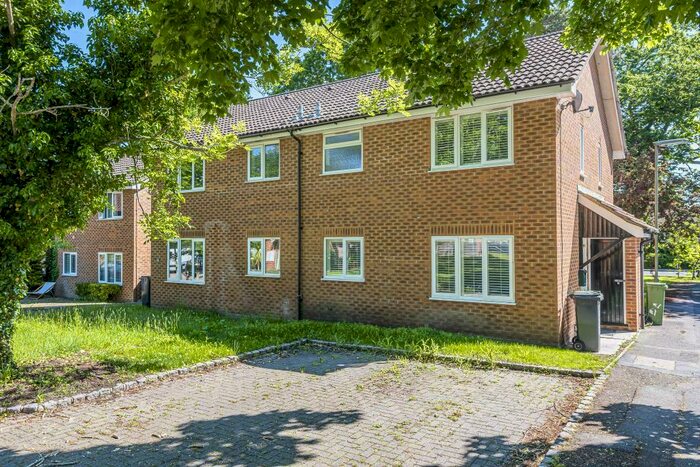 1 Bedroom End Of Terrace House To Rent In Lightwater, Surrey, GU18