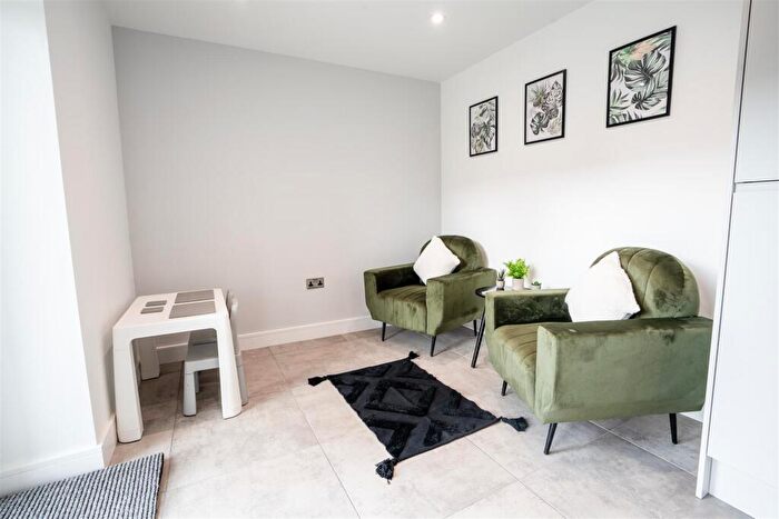 3 Bedroom End Of Terrace House For Sale In Hillcrest Drive, Queensbury, Bradford, BD13