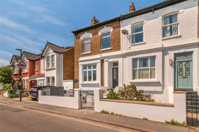 3 Bedroom Flat To Rent In North Worple Way, East Sheen, London, SW14