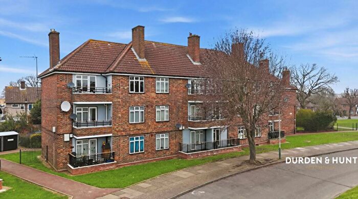 1 Bedroom Apartment For Sale In Kingsbridge Circus, Romford, RM3