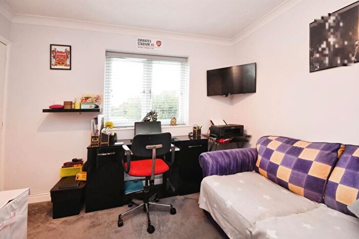 2 Bedroom End Of Terrace House For Sale In Sweet Briar Drive, Laindon, Basildon, SS15
