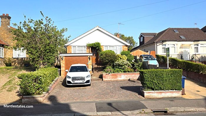 3 Bedroom Bungalow For Sale In Crescent Road, East Barnet, EN4