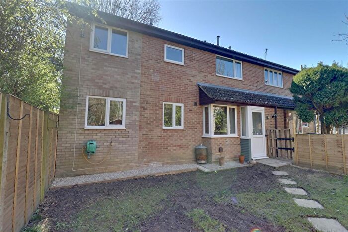 2 Bedroom Semi Detached House For Sale In Starina Gardens, Waterlooville, PO7