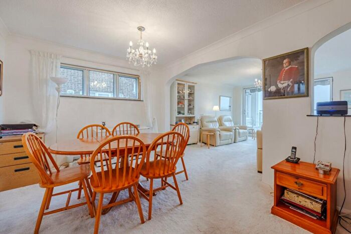 2 Bedroom Flat For Sale In Undercliff Gardens, Leigh-On-Sea, SS9