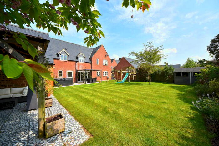 4 Bedroom Detached House For Sale In Buckingham Close, Kings Sutton, OX17
