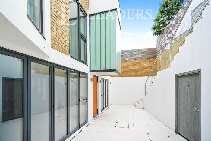 3 Bedroom Town House To Rent In Cambridge Grove, BN3