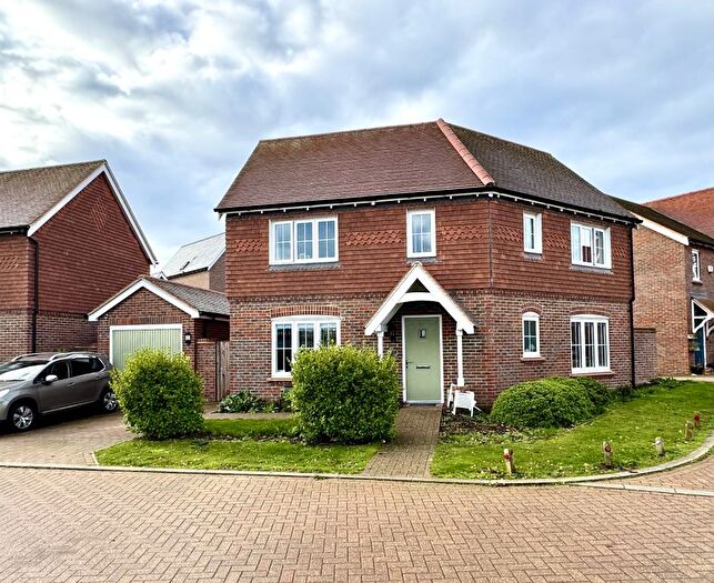 3 Bedroom Detached House For Sale In Papermill Avenue, Hook, RG27