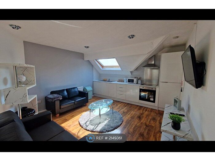 4 Bedroom Flat To Rent In Polygon Road, Manchester, M8