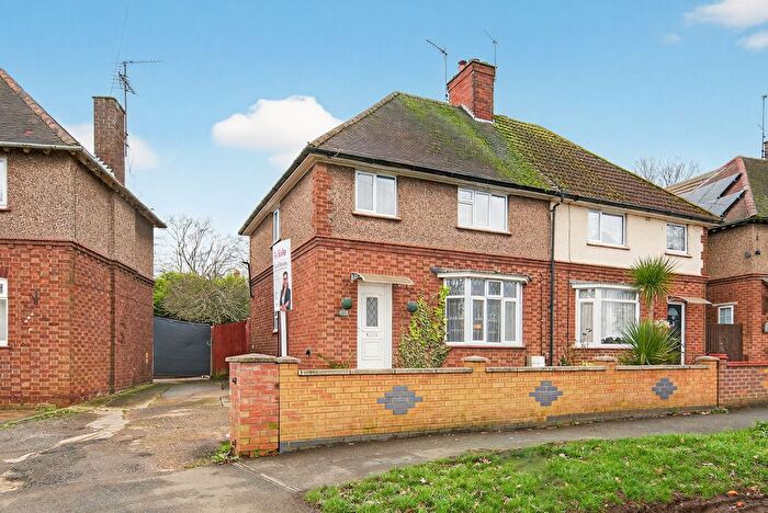 3 Bedroom Semi Detached House For Sale In Windmill Avenue, Kettering, NN15