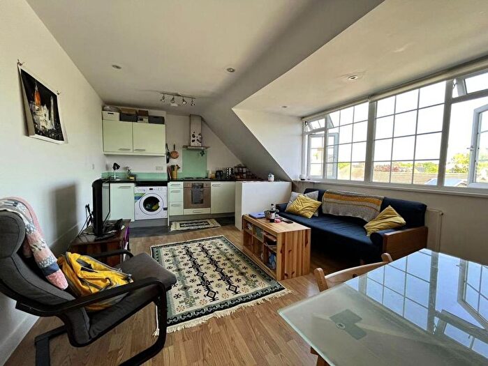 1 Bedroom Flat To Rent In The Triangle, Kingston Upon Thames, KT1