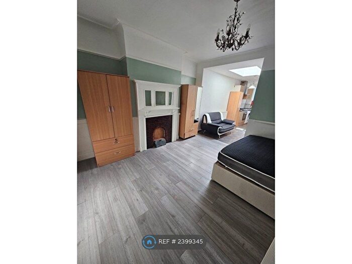 Studio To Rent In Ewart Grove, London, N22