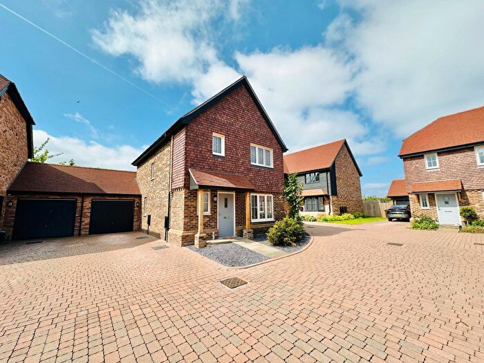 3 Bedroom Link Detached House For Sale In Lupin Close, Rainham, ME8