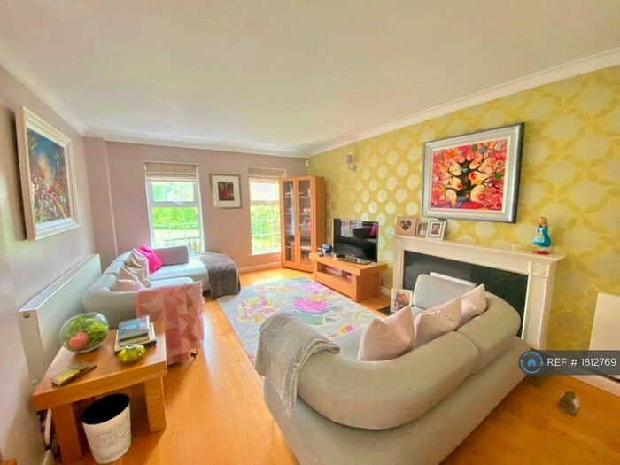 4 Bedroom Detached House To Rent In Shadwell Park Court, Leeds, LS17