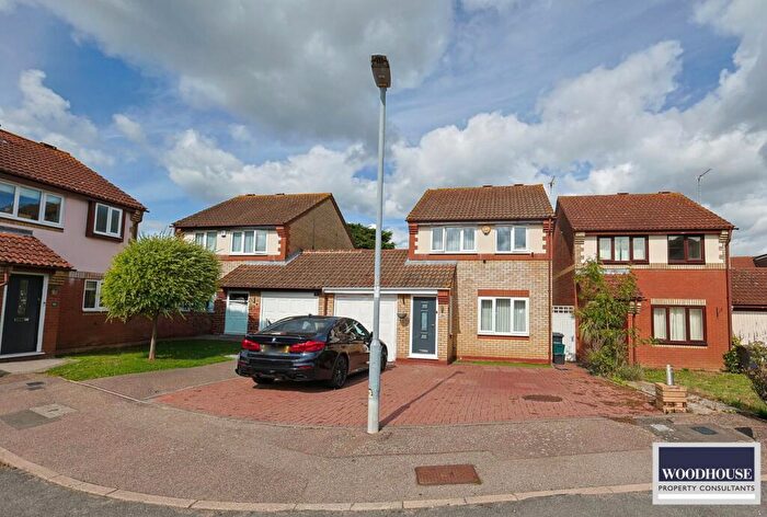 3 Bedroom Semi-Detached House For Sale In Cassandra Gate, Cheshunt, EN8