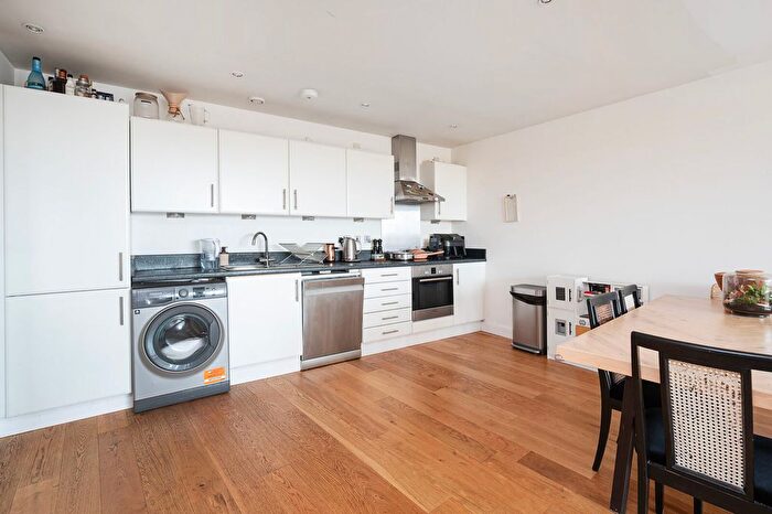 2 Bedroom Flat To Rent In Meath Crescent, Bethnal Green, London, E2