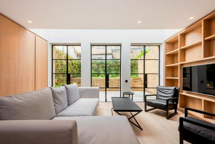 3 Bedroom Flat To Rent In Finborough Road, Chelsea, SW10