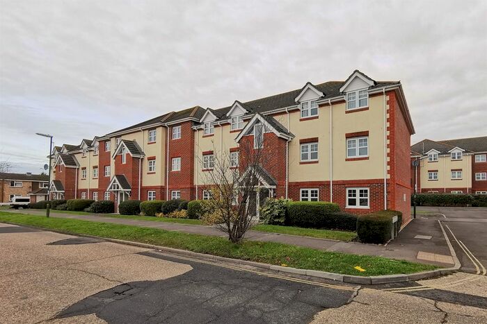 2 Bedroom Flat To Rent In Bewick Gardens, Chichester PO19