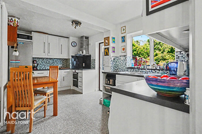 3 Bedroom Semi Detached House For Sale In Garden Close, Maidstone, ME15