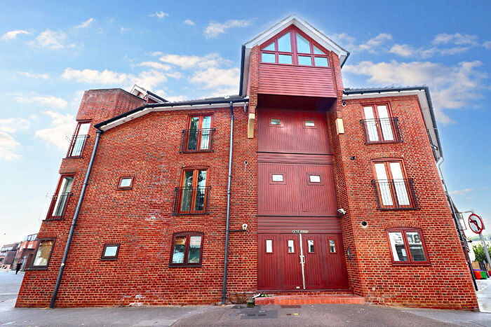 2 Bedroom Apartment To Rent In The Bittoms, Kingston Upon Thames, KT1