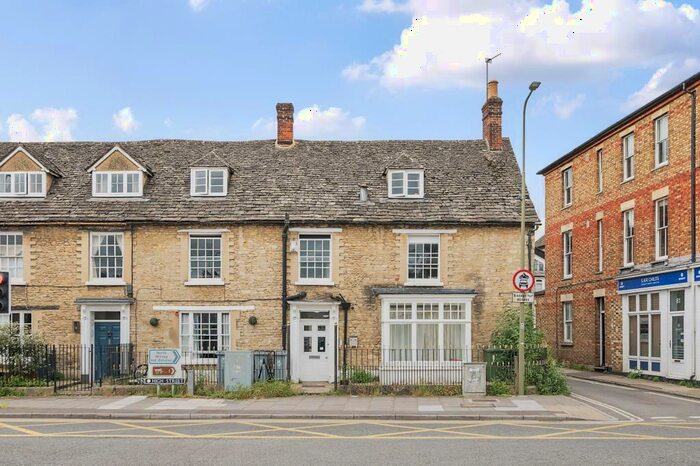 2 Bedroom Flat For Sale In Witney, Oxfordshire, OX28