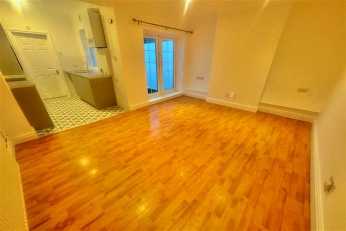 2 Bedroom Flat To Rent In Park Road, Freemantle, SO15