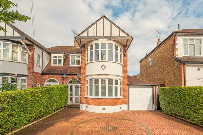 3 Bedroom Semi-Detached House To Rent In Ventnor Drive, Totteridge, London, N20