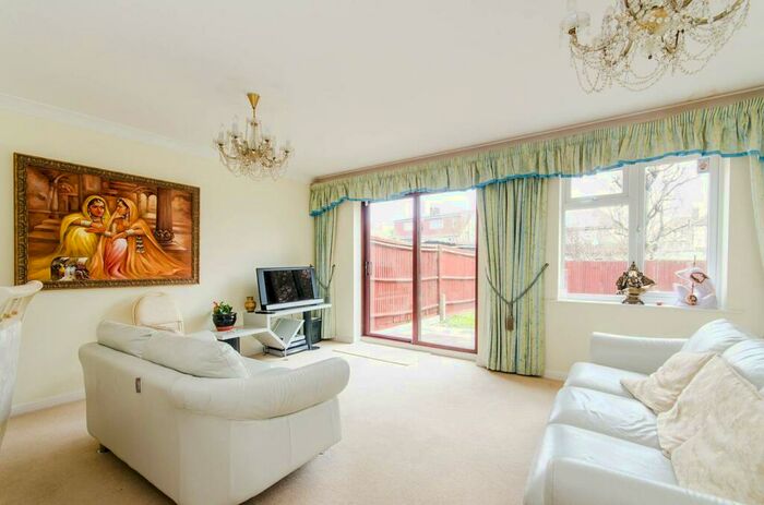 3 Bedroom Semi-Detached House To Rent In Thrush Green, North Harrow, Harrow, HA2