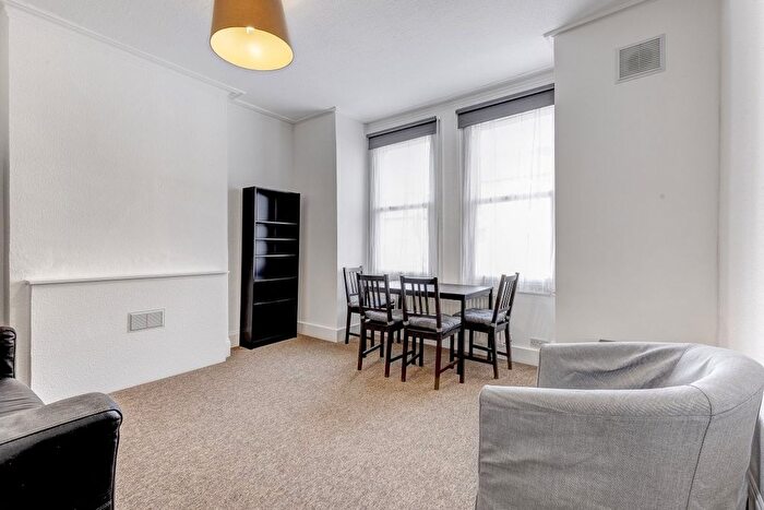 2 Bedroom Flat To Rent In Theatre Street, London, SW11