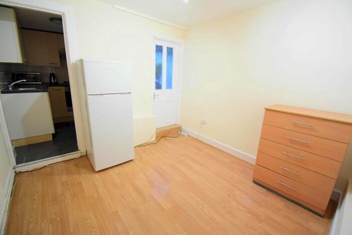 3 Bedroom Flat To Rent In Norroy Road, Putney, London, SW15