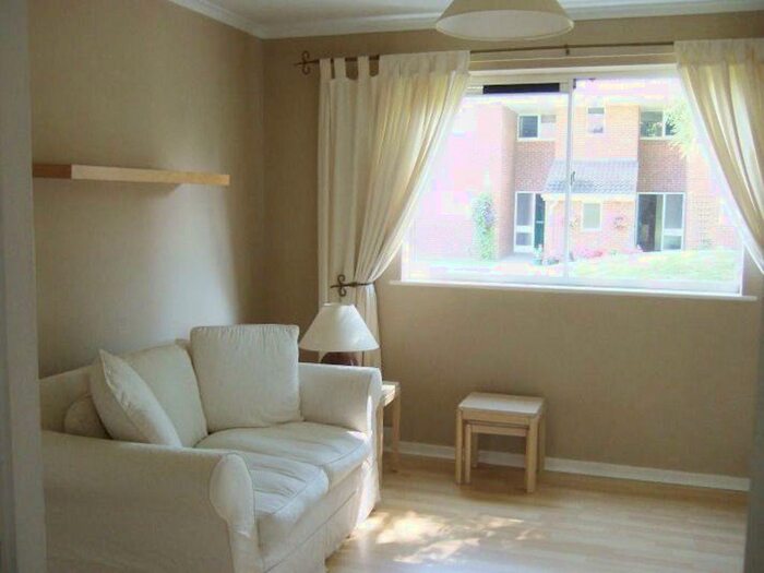 1 Bedroom Flat To Rent In Glamis Close, Oakley, RG23