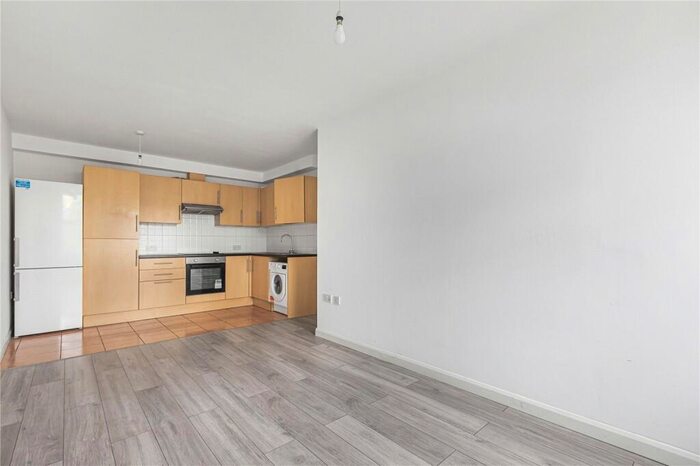 2 Bedroom Apartment To Rent In Kingsland Road, London, Uk, E8
