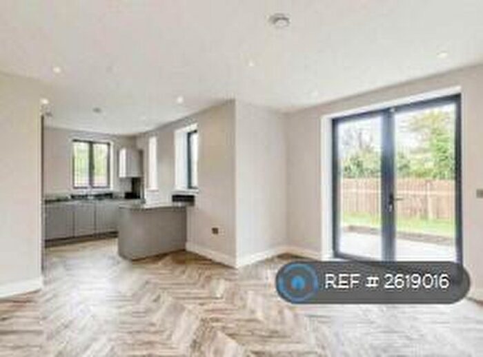 2 Bedroom Flat To Rent In Green Close, Brookmans Park, Hatfield, AL9