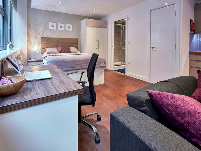 Apartment To Rent In Apt, South Parade #, LS1