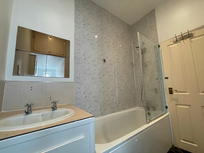 2 Bedroom Flat To Rent In Finborough Road, West Brompton, Earls Court, London, SW10