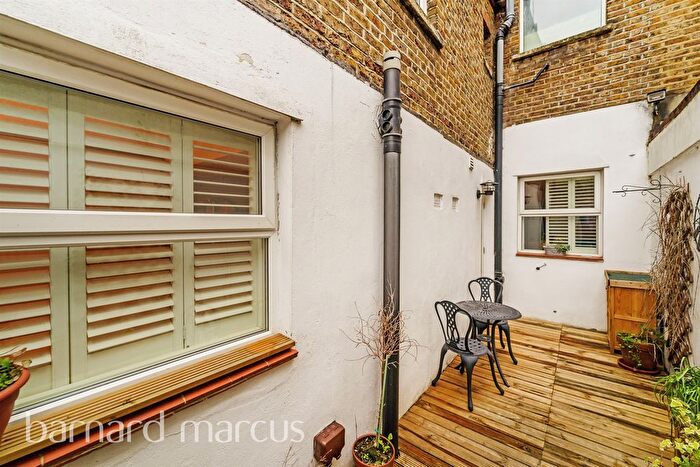 2 Bedroom Flat For Sale In Granville Road, London, SW18