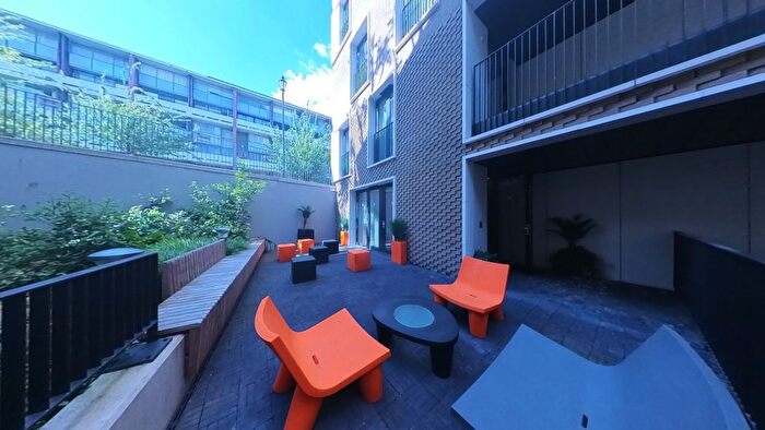 2 Bedroom Flat To Rent In Clarendon Court, Barbican, EC1Y