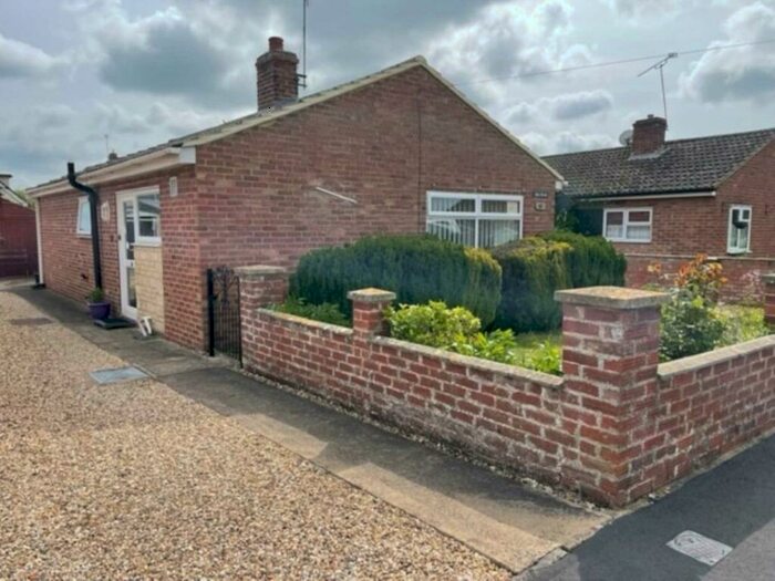 2 Bedroom Detached Bungalow To Rent In Ashfield Road, Carterton, OX18