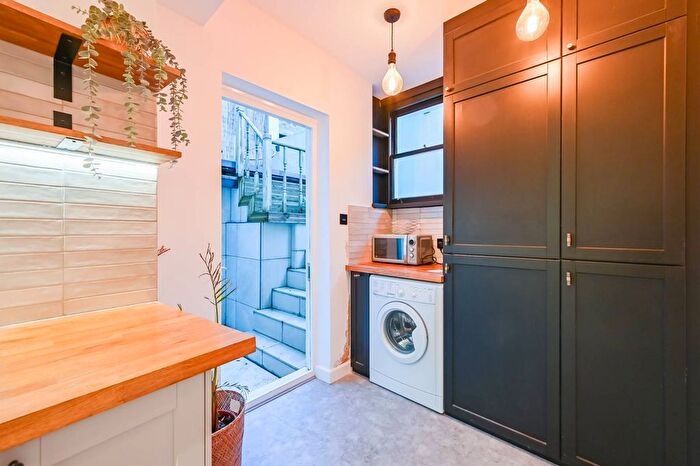 1 Bedroom Flat For Sale In Bow Road, Bow, London, E3