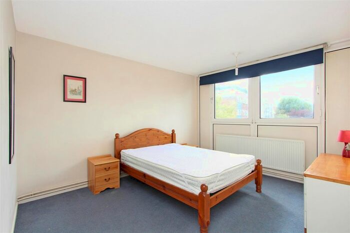 3 Bedroom Flat To Rent In Evenwood Close, London, SW15