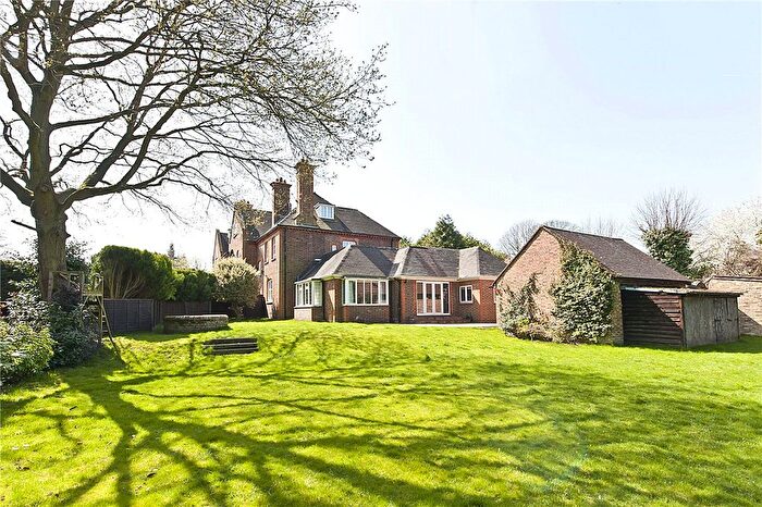 3 Bedroom Flat To Rent In Oatlands Chase, Weybridge, Surrey, KT13