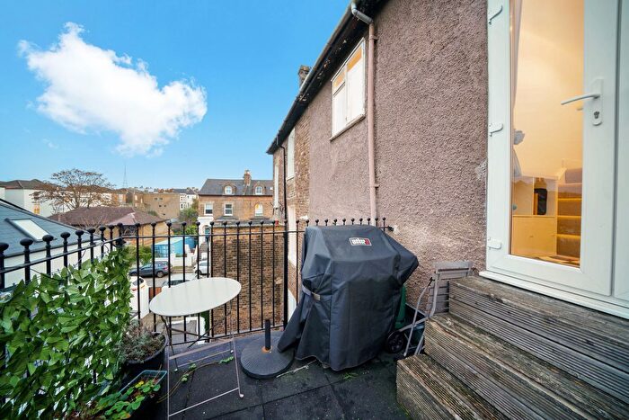 3 Bedroom Flat To Rent In Martell Road, West Dulwich, London, SE21