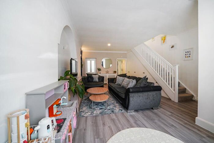 3 Bedroom Semi-Detached House For Sale In Chatfield Road, Croydon, CR0