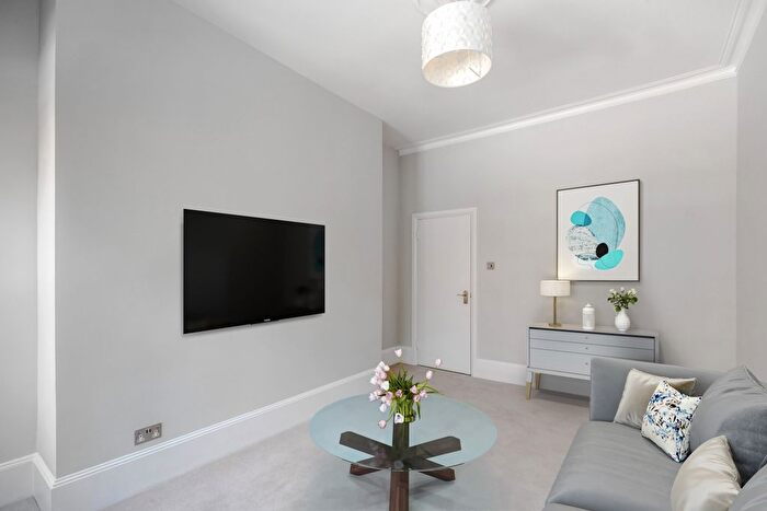 1 Bedroom Flat To Rent In Fulham Road, London, SW10