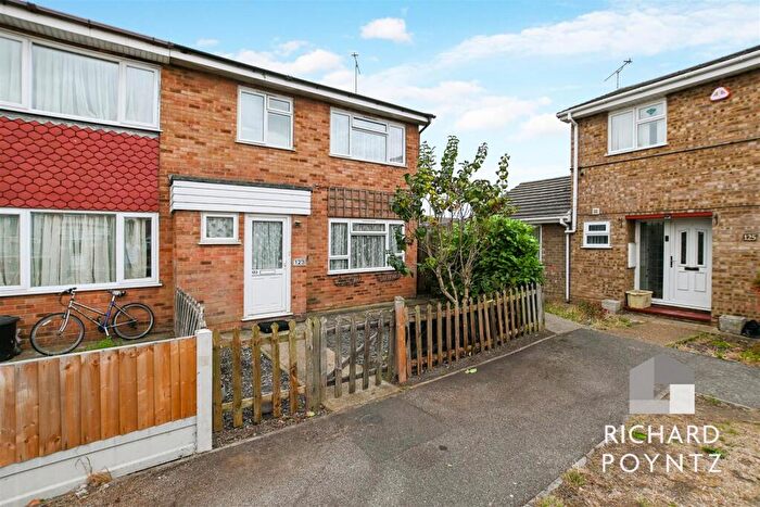 3 Bedroom Semi-Detached House For Sale In Harvest Road, Canvey Island, SS8