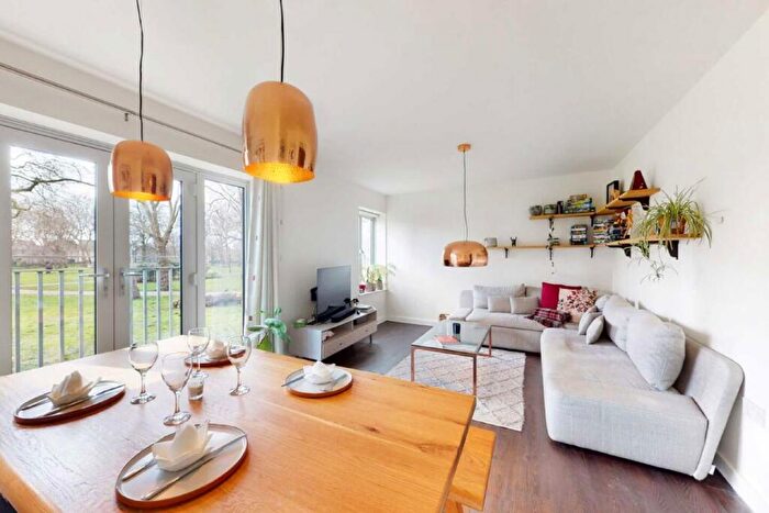 2 Bedroom Flat To Rent In St. Dunstans Mews, Stepney Green, E1