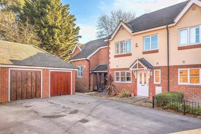 3 Bedroom Semi-Detached House To Rent In Green Lane, Winnersh, RG41